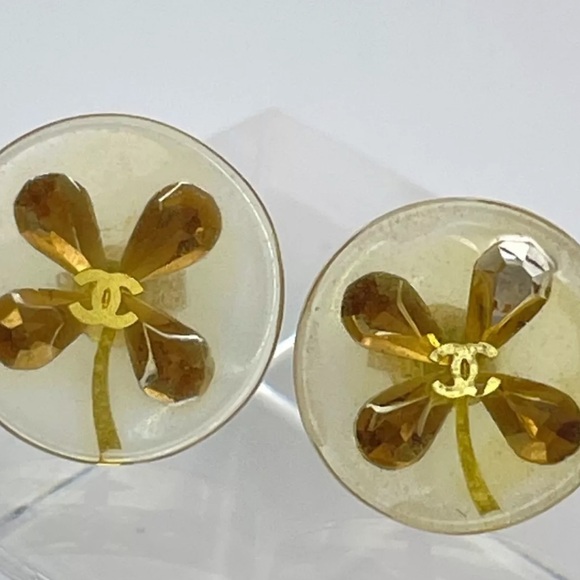 ☘️CHANEL Four Leaf Clover Pierced Earrings Gold Tone Round Clear Enamel Vintage - Picture 2 of 10